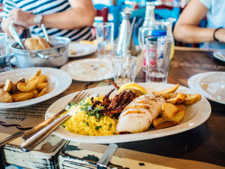 139 food plate restaurant eating 768x576