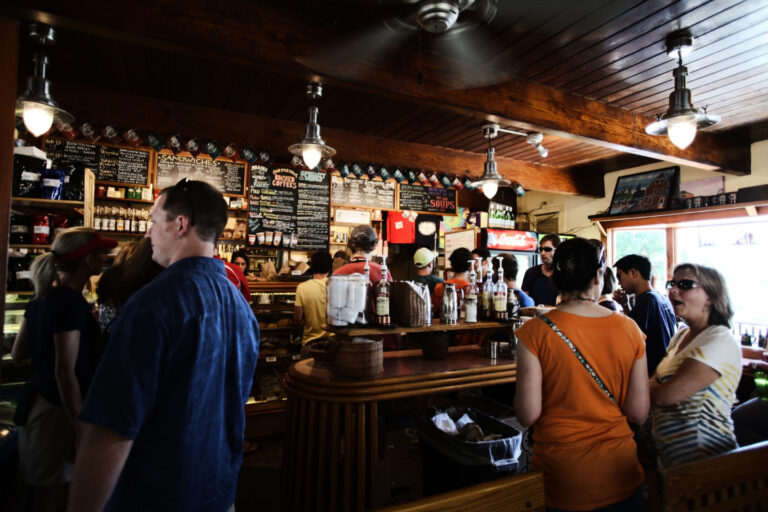 173 restaurant people alcohol bar 1 768x512